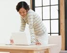くつろぐ女性